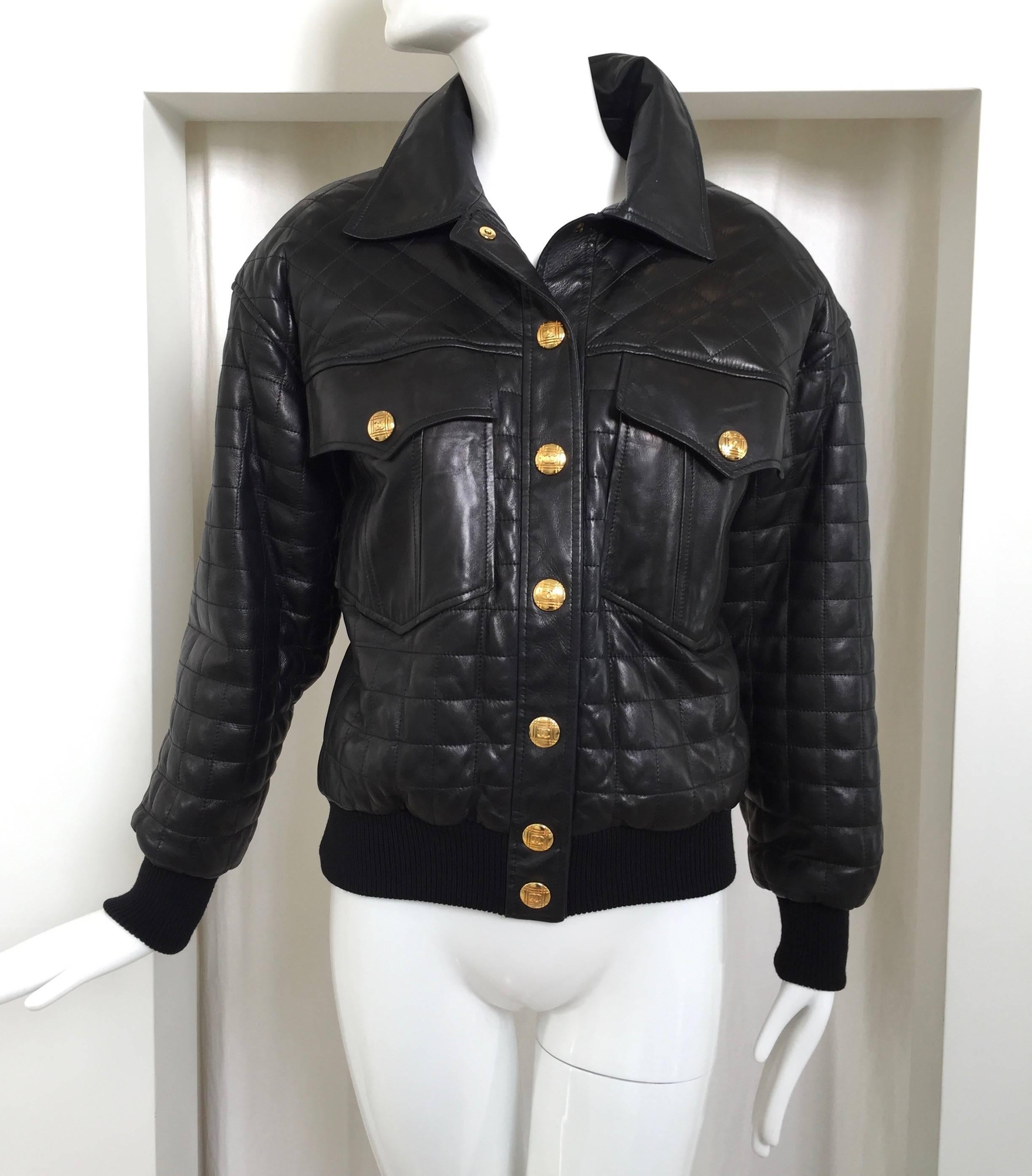 1990er CHANEL Leder-Bomberjacke im Zustand „Hervorragend“ in Beverly Hills, CA