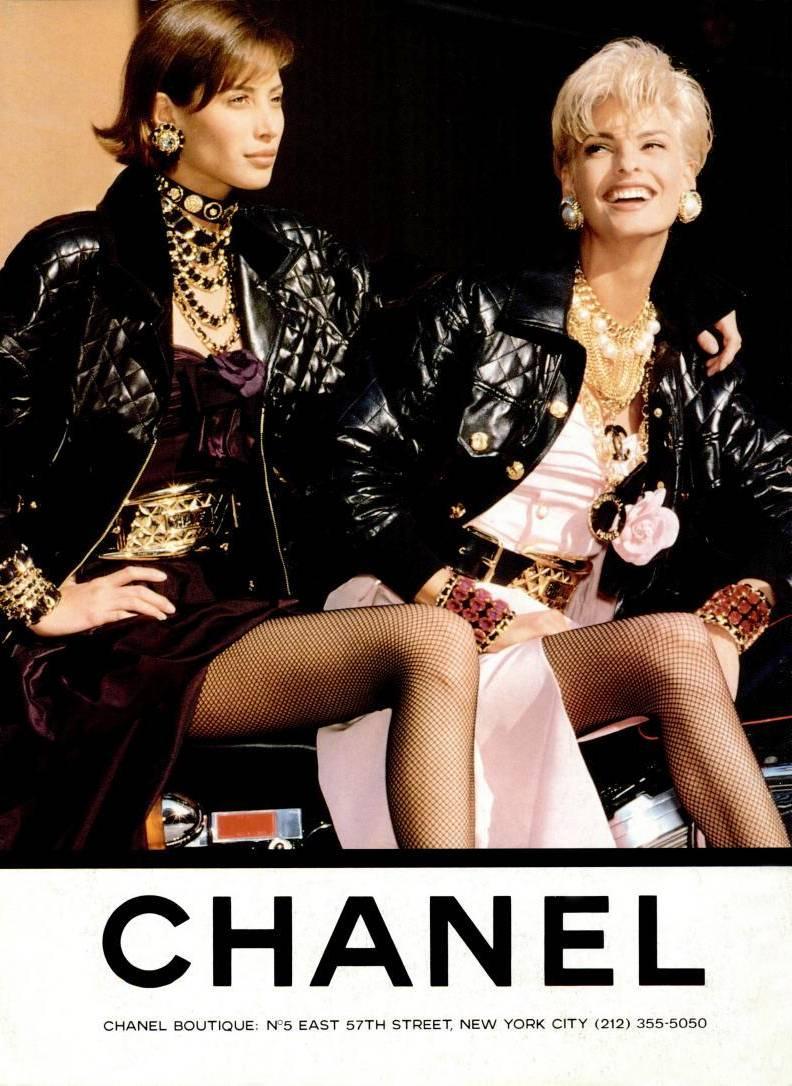 1991 Chanel leather bomber jacket. (see ad campaign)
Fit size 4/6/8  (mannequin is size: 2)
Measurement:
Shoulder: 20inch
Bust: 40