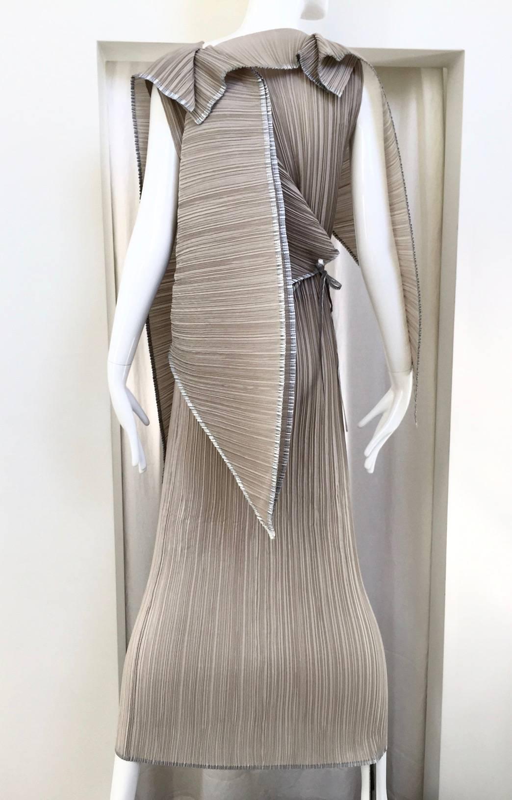 90s Issey miyake light mocha and silver pleat dress
Dress can be styled in multitude of ways.
Fit size 2/4/6/8
