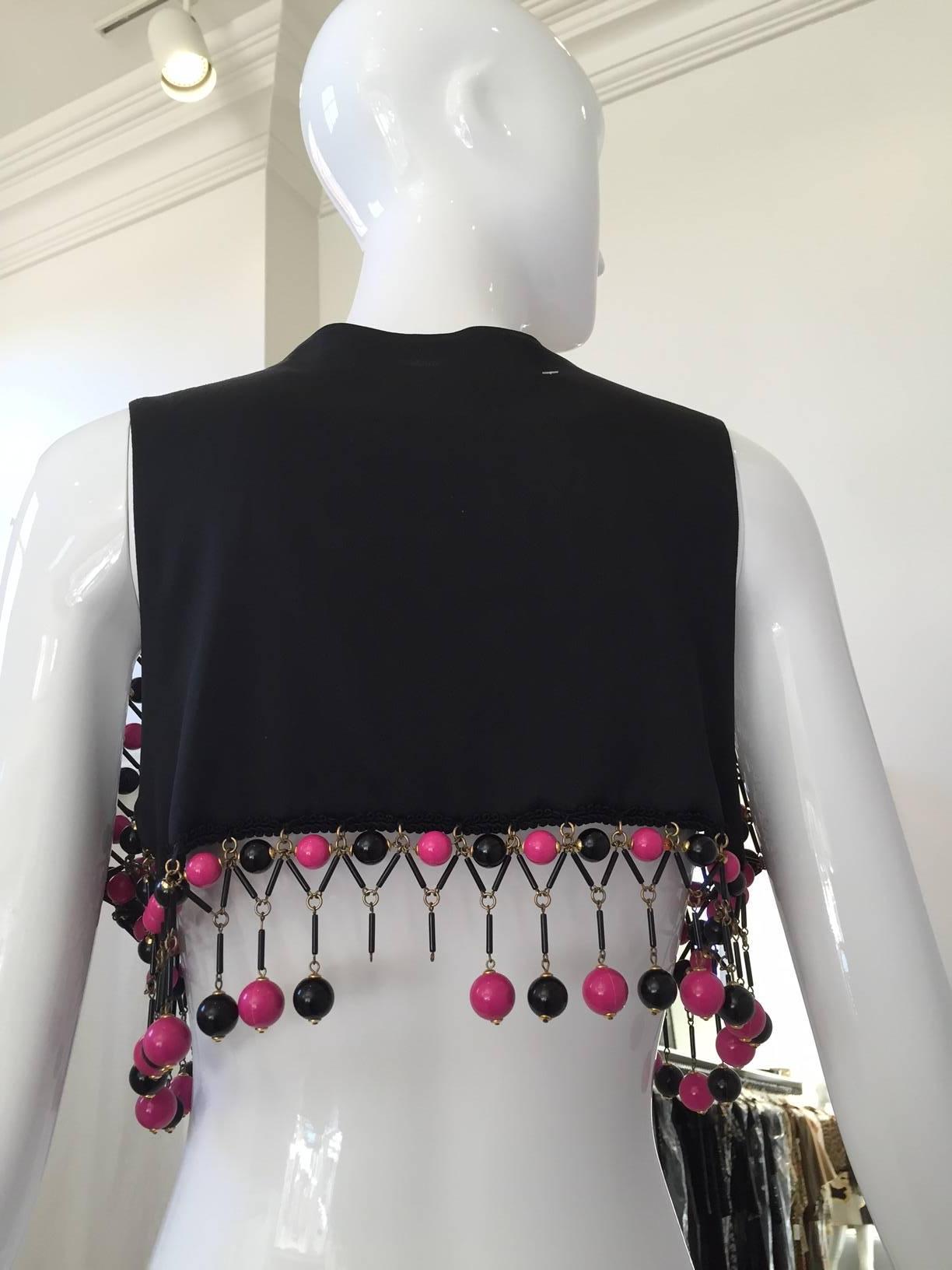 Vintage 80s Lina Lee Pink and black acrylic beads vest top. 
SIZE: XS/0/2/ XS
B:30