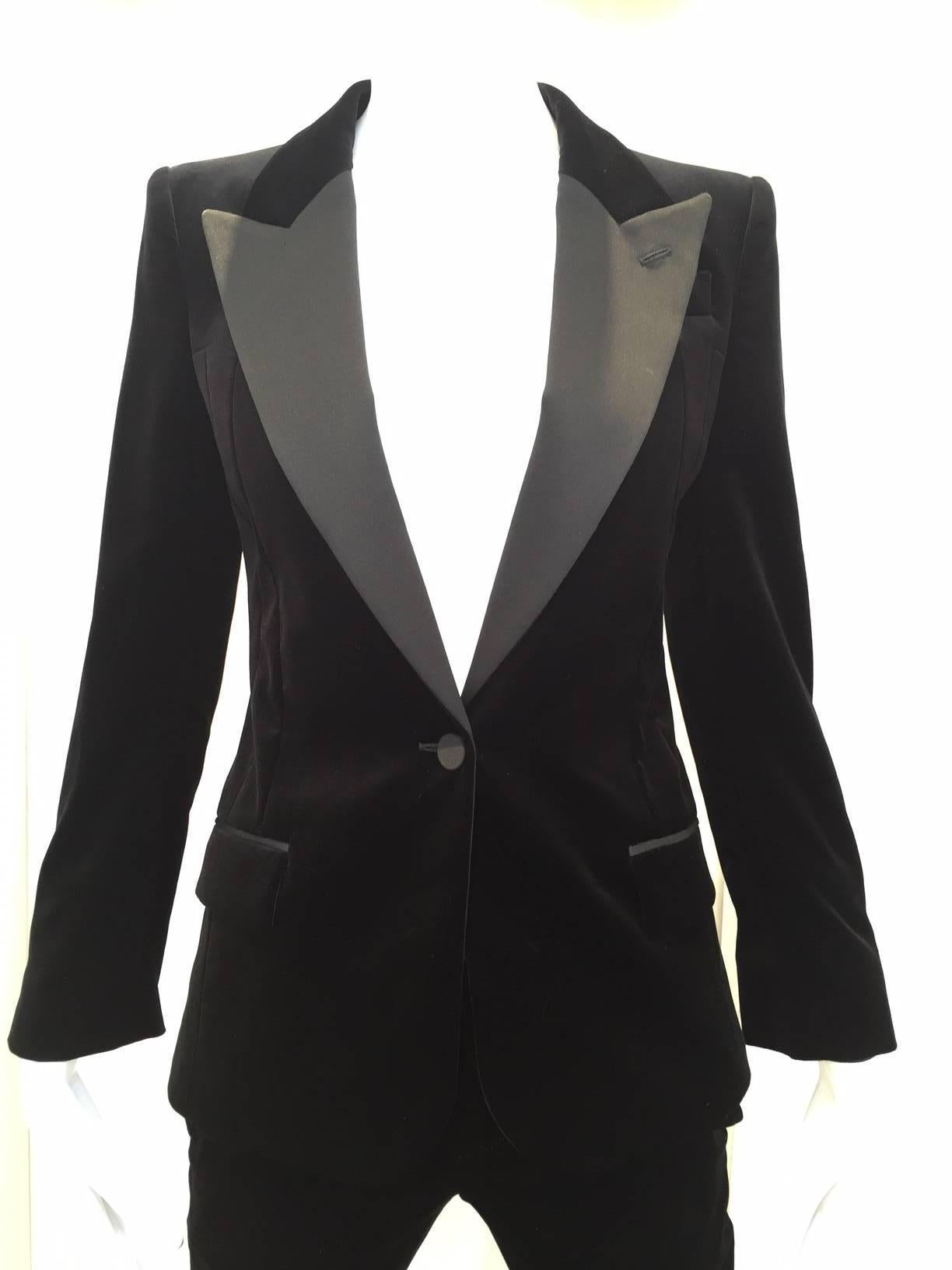 Gucci black velvet pant suit with satin lapel.
Size: 38/ 2. best for petite
Bust: 32inches /  W: 25inches/ Hip: 34inches