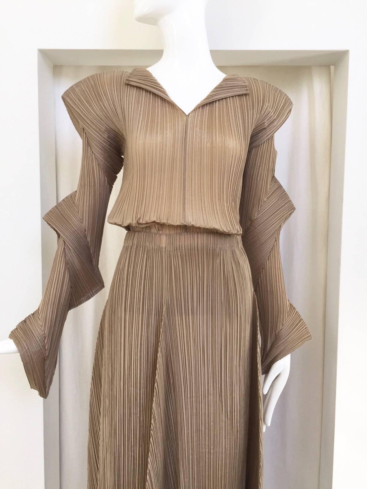 90s Issey Miyake mocha  blouse and skirt set.
Fit size 2/4/6/8
