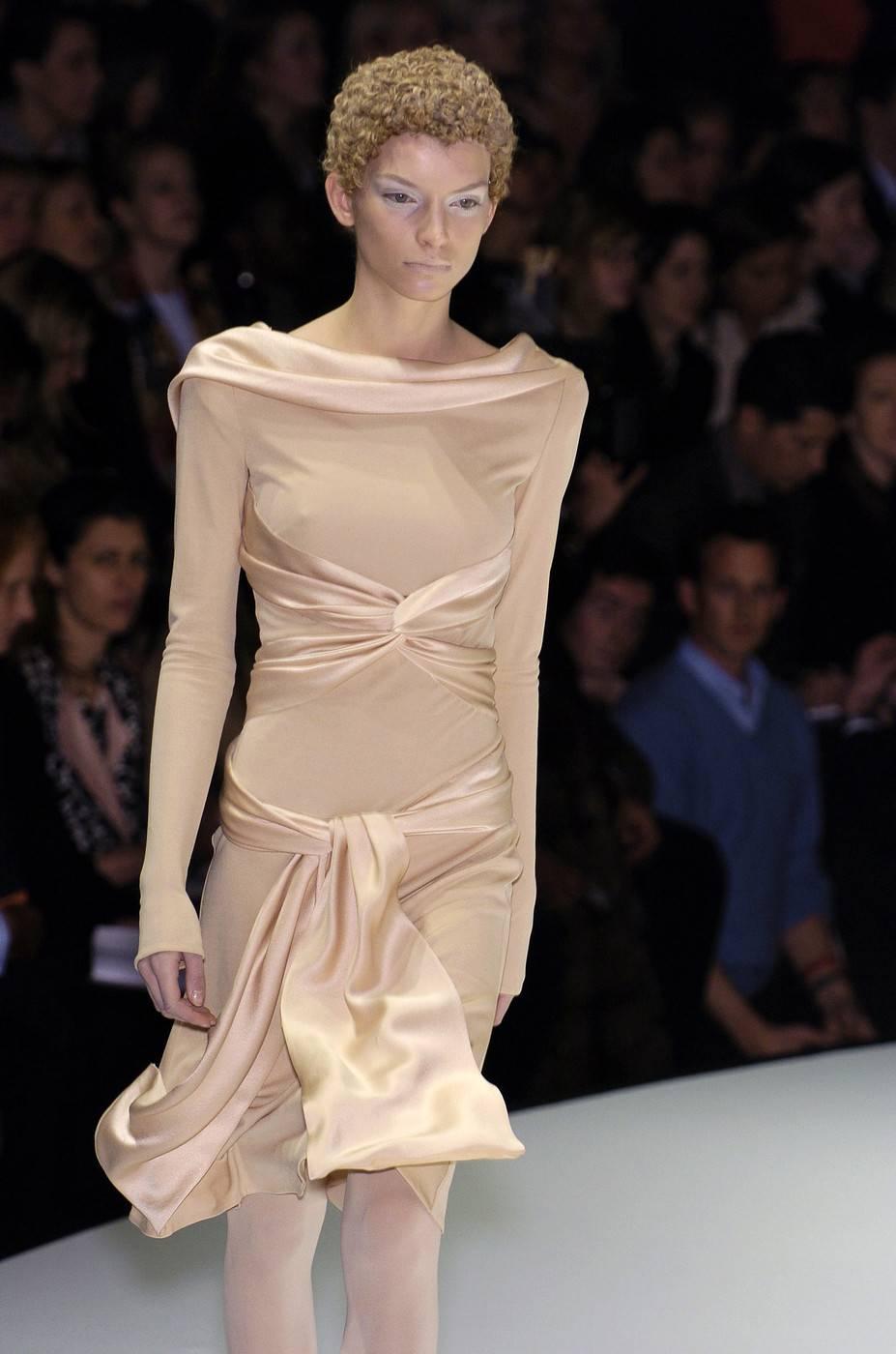 Alexander Mcqueen Schwarzes langärmeliges Jersey-Laufstegkleid 2004. 
Stoff : Mattes Jersey und Seiden-Charmeuse. 

Markierte Größe : 42:: passt aber am besten bei Größe US 4