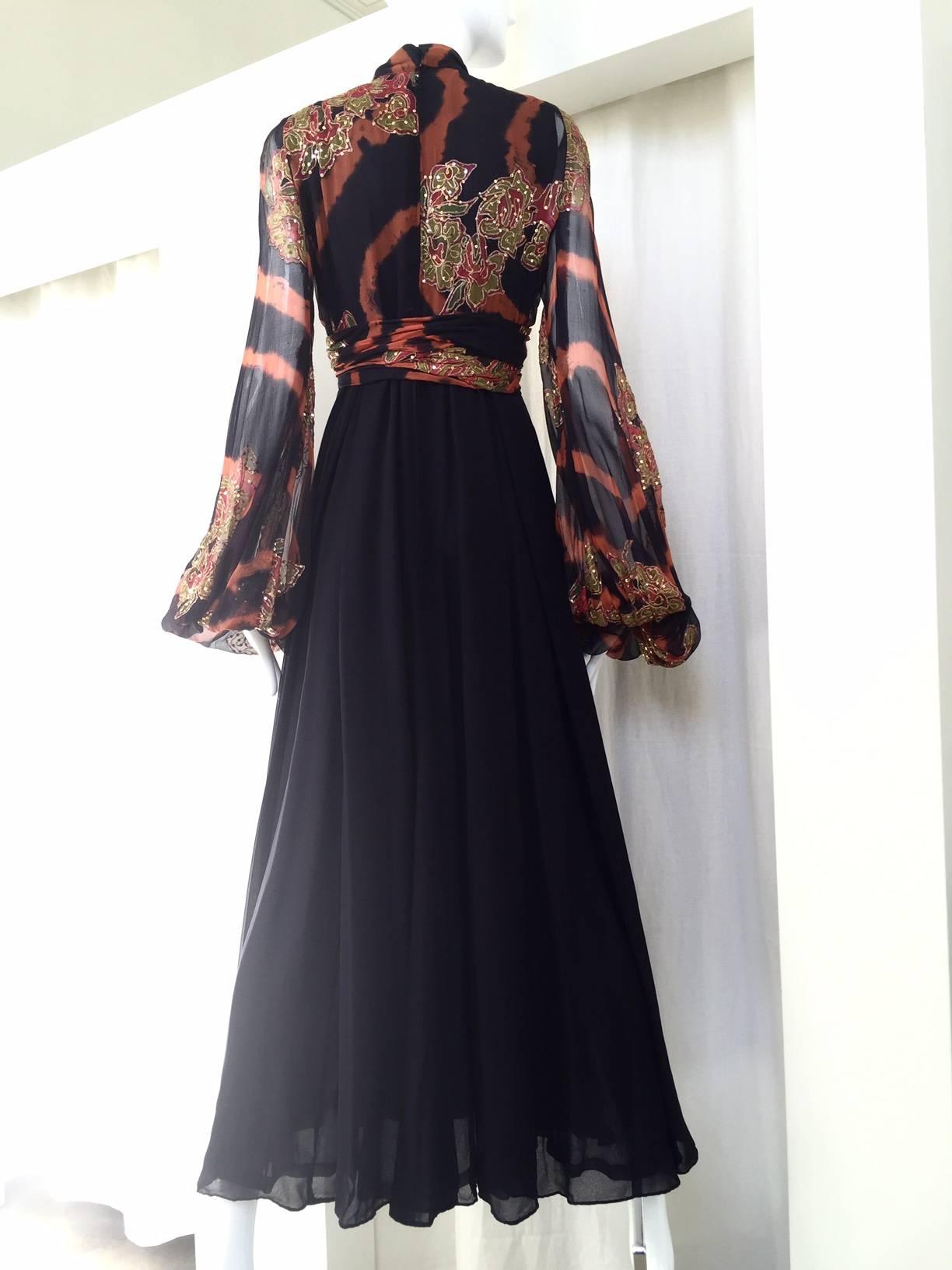 1970s CARDINALI black and orange tie dye bohemian  silk chiffon gown highlighted with gold stitching  and sequins with voluminous sleeve. mock neck. very long sleeve.
Size: 2/4  SMALL
Measurement
Bust: 34"
Waist: 27"
Length from shoulder