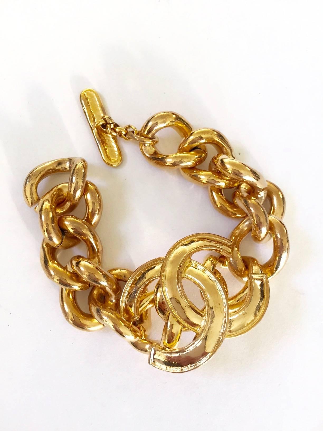 1980s CHANEL gold pleated chain bracelet.
6 3/8 Inner diameter
3/4 Width links
1 1/2 W X 1 1/4 H 