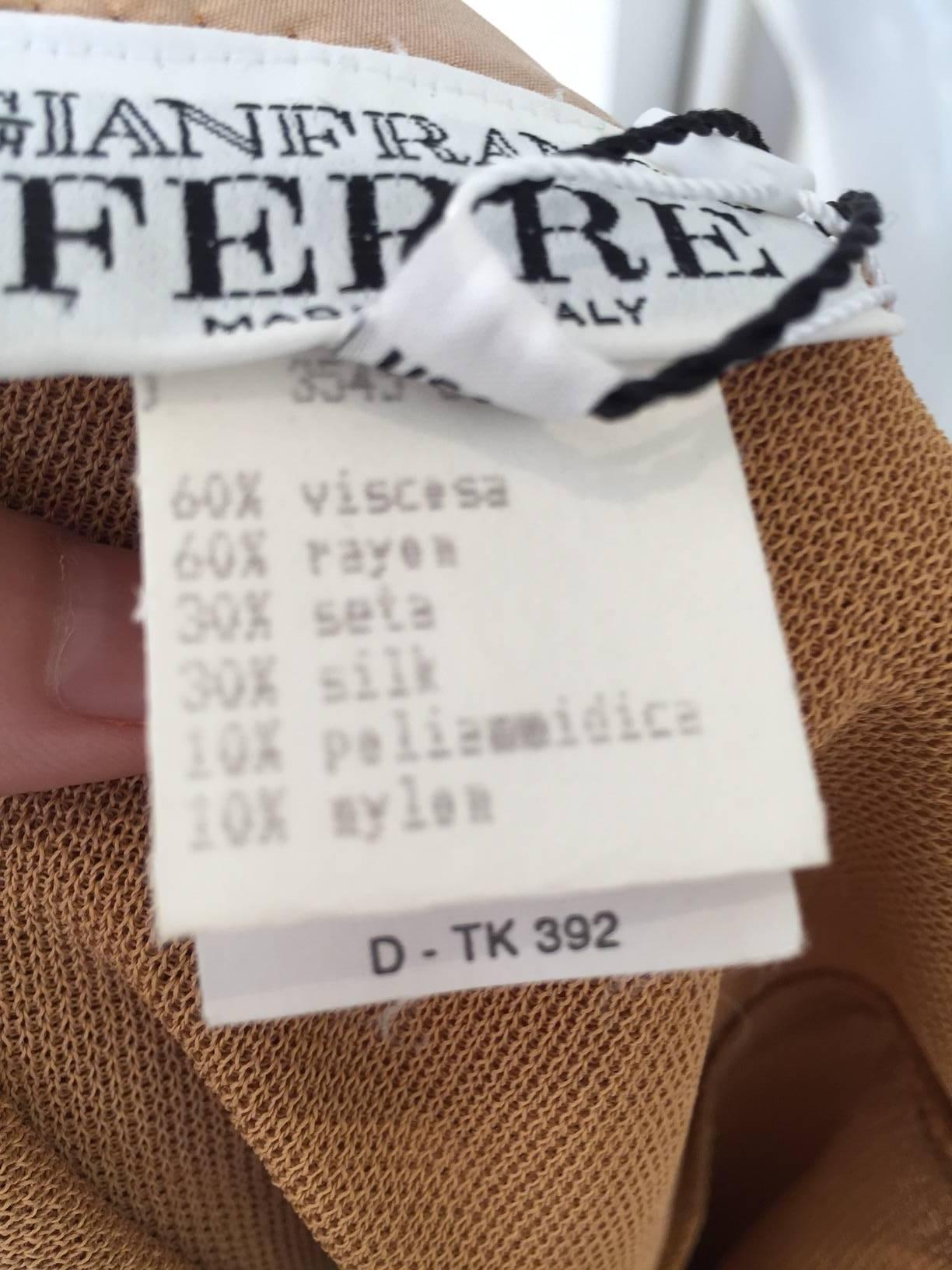 90er Gianfranco Ferre hellbraunes Strickkleid mit Seidenkragen im Angebot 3