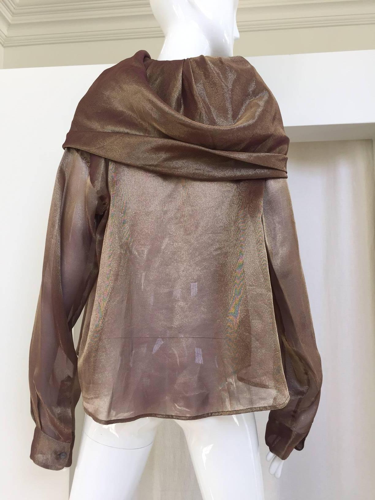 Blouse irisée bronze Romeo Gigli des années 1990 avec col châle attenant.
Le col peut être coiffé de deux façons. 
Poitrine : 36
Taille : 6/8