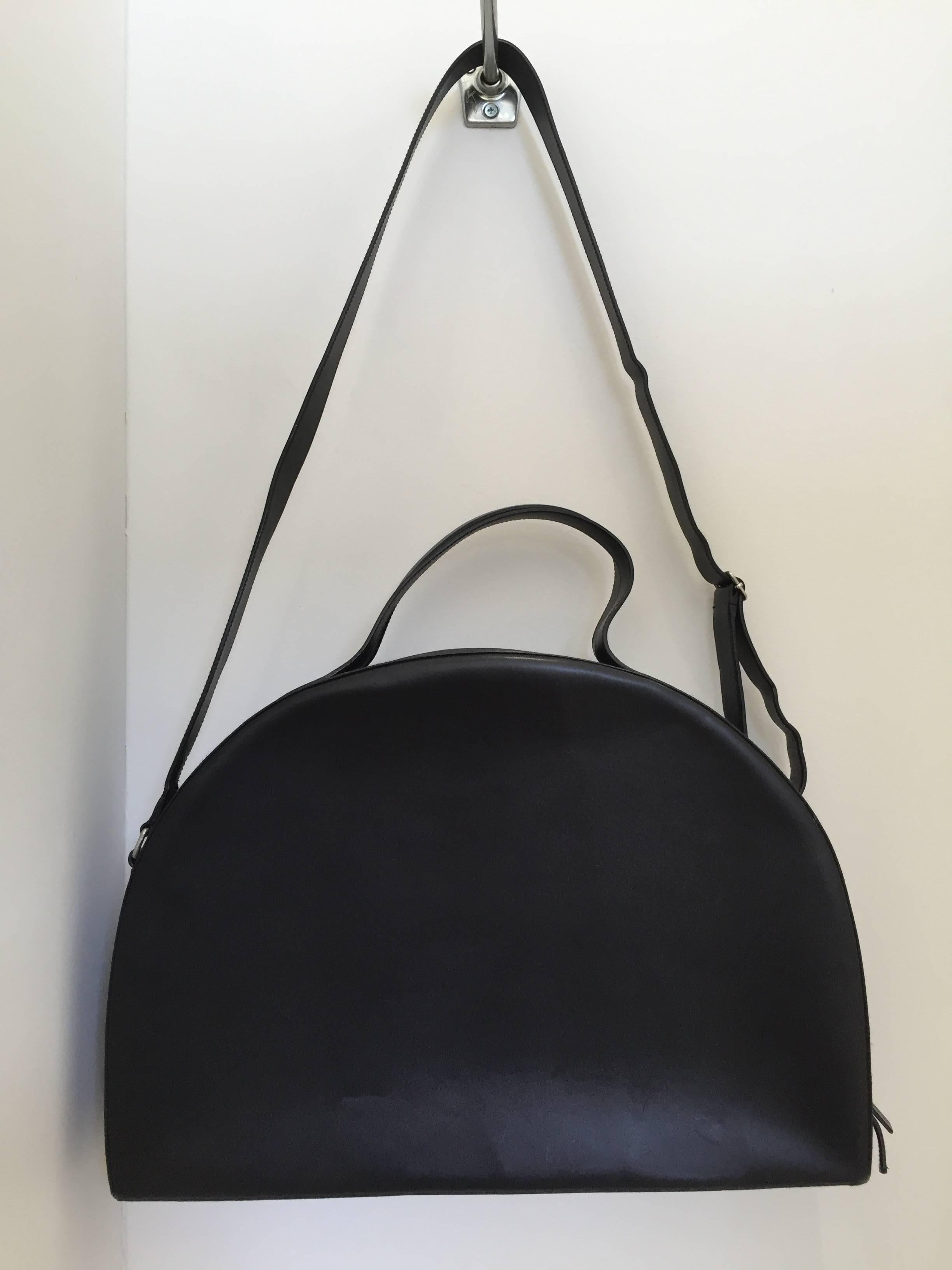 Rare 1990s Vintage Helmut Lang black leather bag from early 2000s.
Light minor scratches on sides of bag ( see pictures)
Interior is perfect ( no stains/ no scratch)
Bag Measurement: 18” width/ 13” H/. 4 1/2 Depth
Straps measurement: 50” adjustable