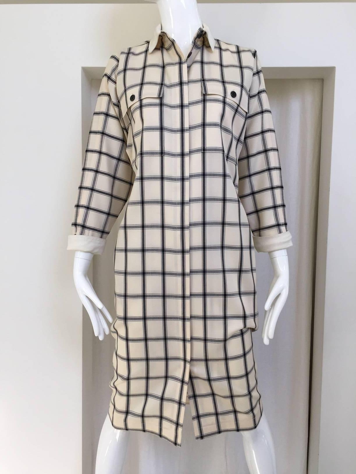 Vintage 1970s Gucci creme and blue plaid linen dress. 
Bust: 36"/ Waist: 32"/ Hip: 36"/ Length: 42"
