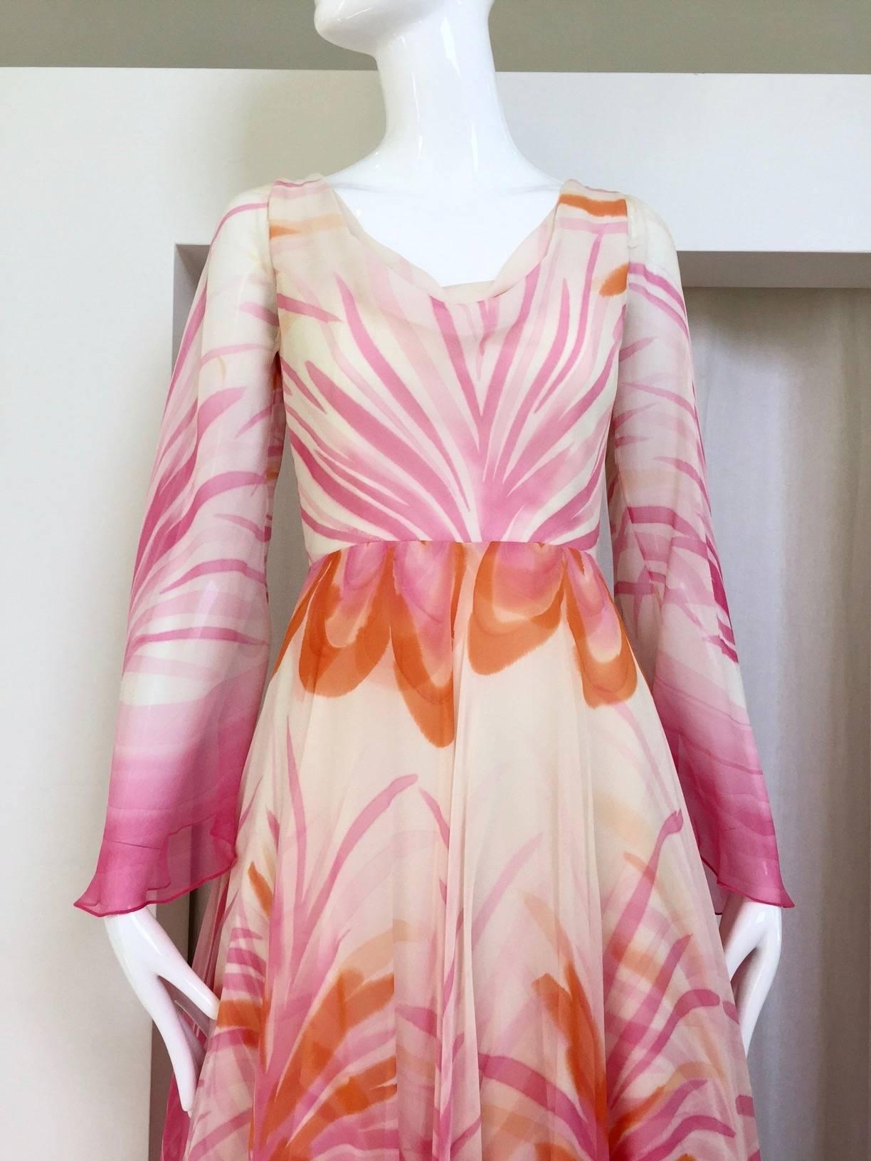 Precioso  Vestido vintage de los años 70 con dobladillo de pañuelo de seda rosa y naranja. PEQUEÑO 
Hombro 13.5