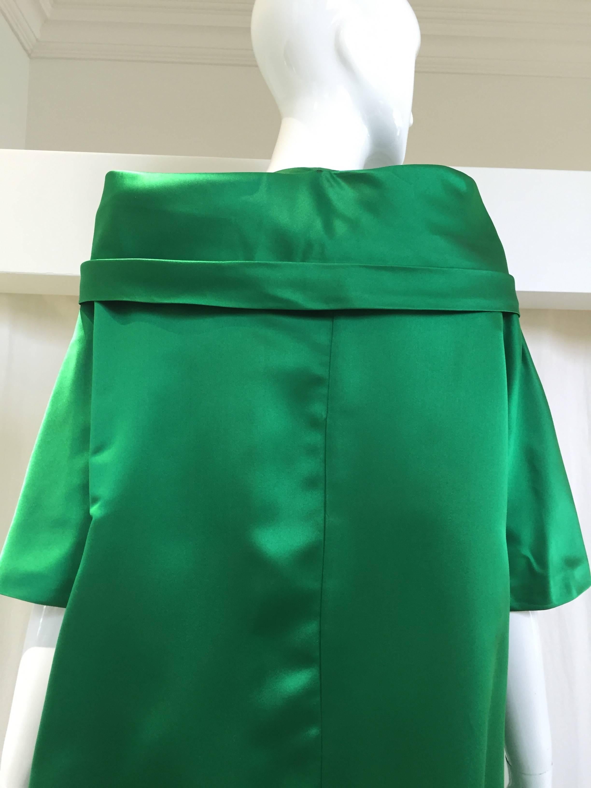 1960s Montaldo emerald green silk satin evening coat In Good Condition In Beverly Hills, CA