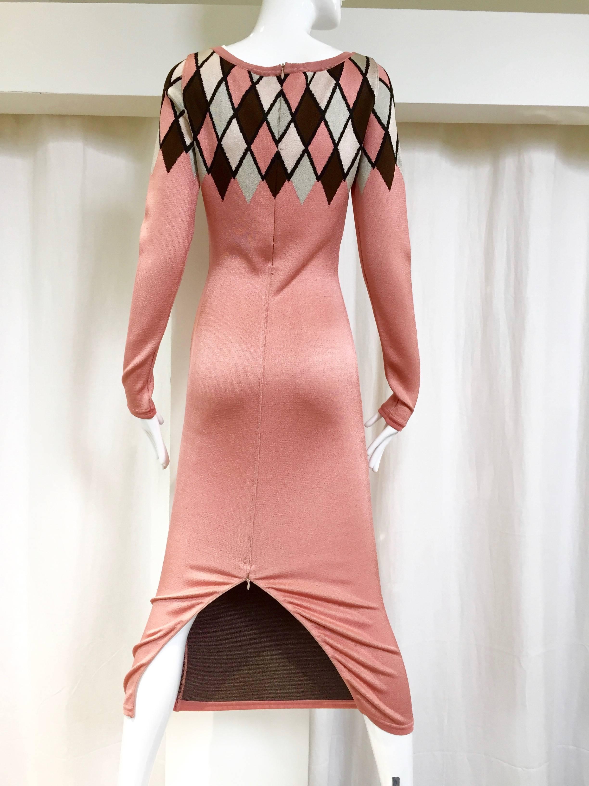 Robe en viscose à imprimé arlequin de diamants rose ALAIA des années 90. 
convient à la taille 2/4
B : 30