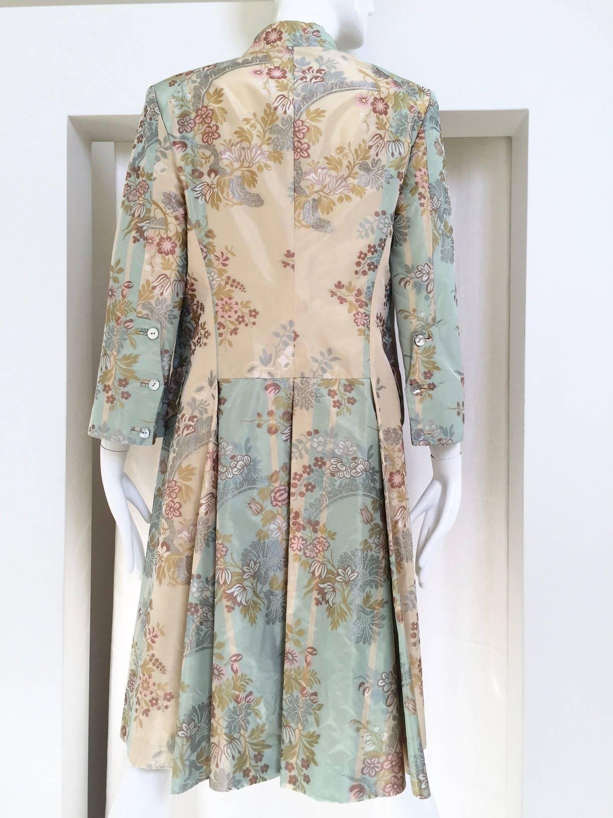 Beautiful !
Pale minty green, gold, silver and floral print luxurious silk brocade  coat by Alexander McQueen. 
Bust: 36”/ Shoulder: 15.5”
Length: 39”/ Sleeve: 19.5”
marked size:  40


