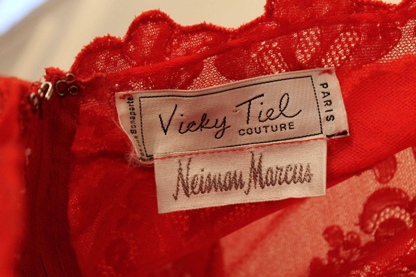 Vintage Vicky Tiel Couture Rotes trägerloses Vintage-Partykleid aus Spitze im Angebot 3