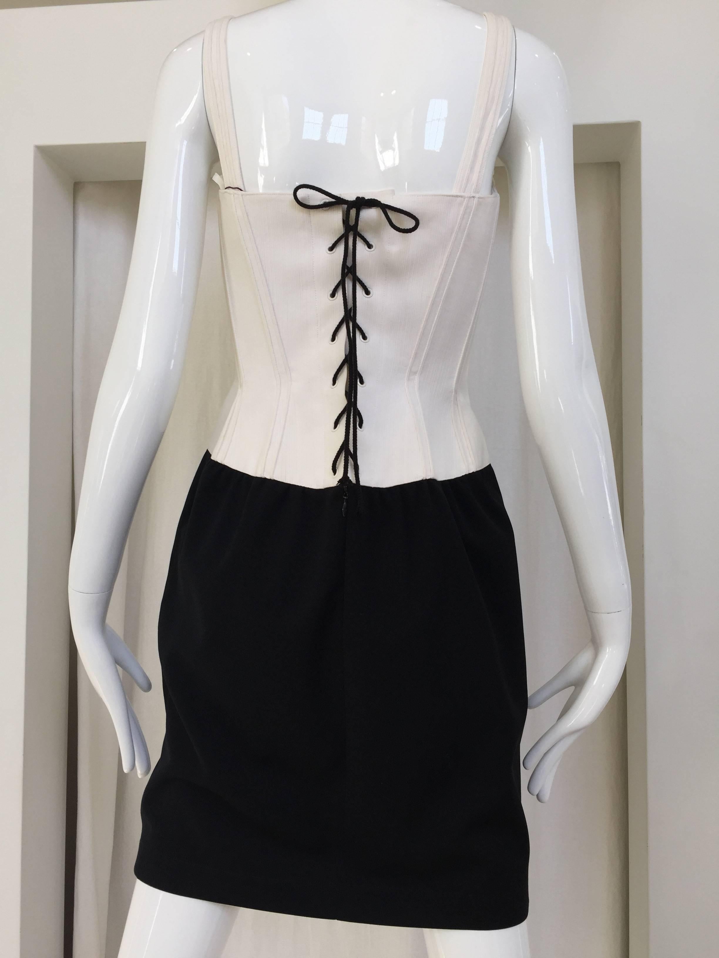 1990s Iconic THIERRY MUGLER Black and White Corset Vintage 90s Mini Dress. Sexy and Flattering bustier dress . Black lace up at the back that you can adjust. 2 front pockets. 4 - 6 Small - Medium
Bust fit: 34