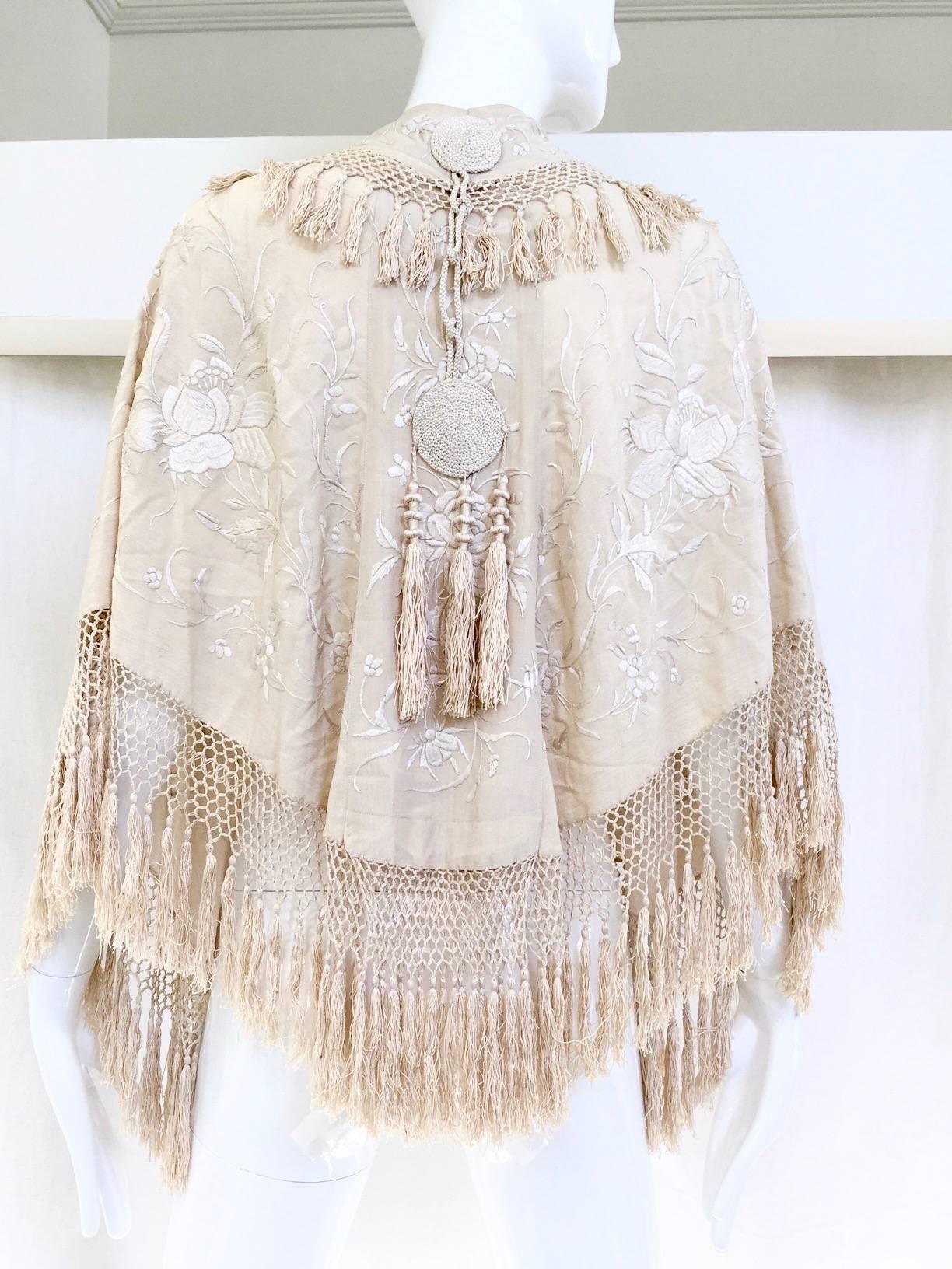 Beautiful 1920s off white silk embroidered shawl.
size: 2/4/6