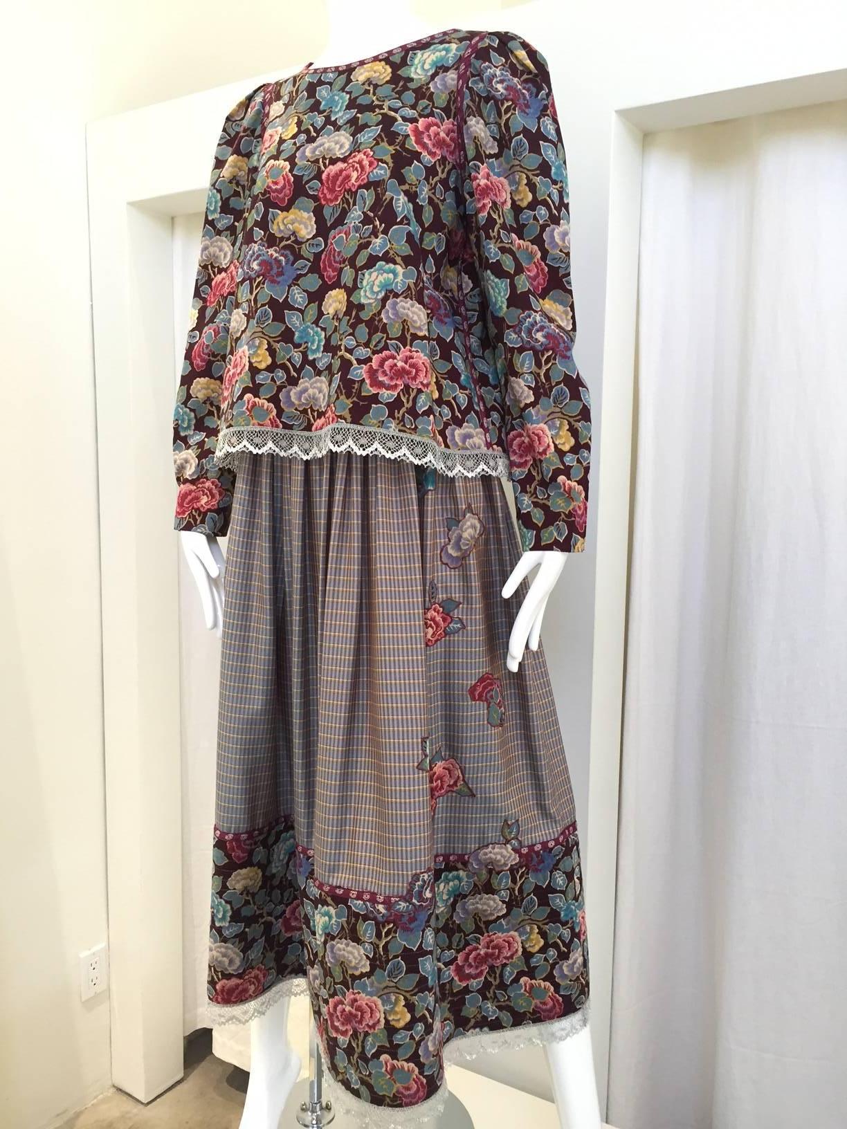 Geoffrey Beene, années 70, crêpe de laine imprimé floral  ensemble blouse jupe. 
La jupe est en soie. 
Buste du chemisier : 40
