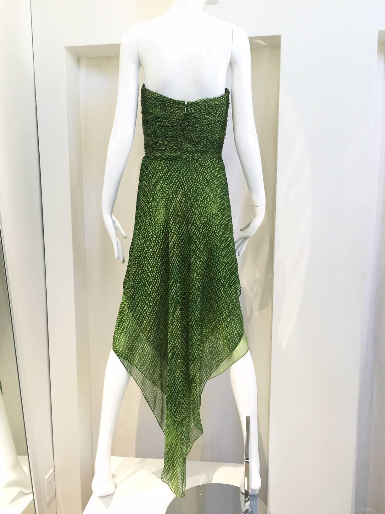 90er Jahre Oscar De La Renta grünes trägerloses Kleid aus Seidenchiffon mit Umschlagtuch (Grün) im Angebot