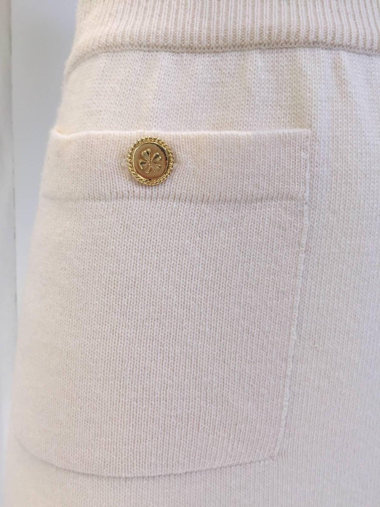 Vintage 1980s CHANEL Creme Cashmere Mini Skirt. Small Front pocket with small gold camelia button. Skirt is in mint condition.
Waist : 24” stretch up to 26”  / Hip: 32” stretch up to 34” / Skirt length 20”


