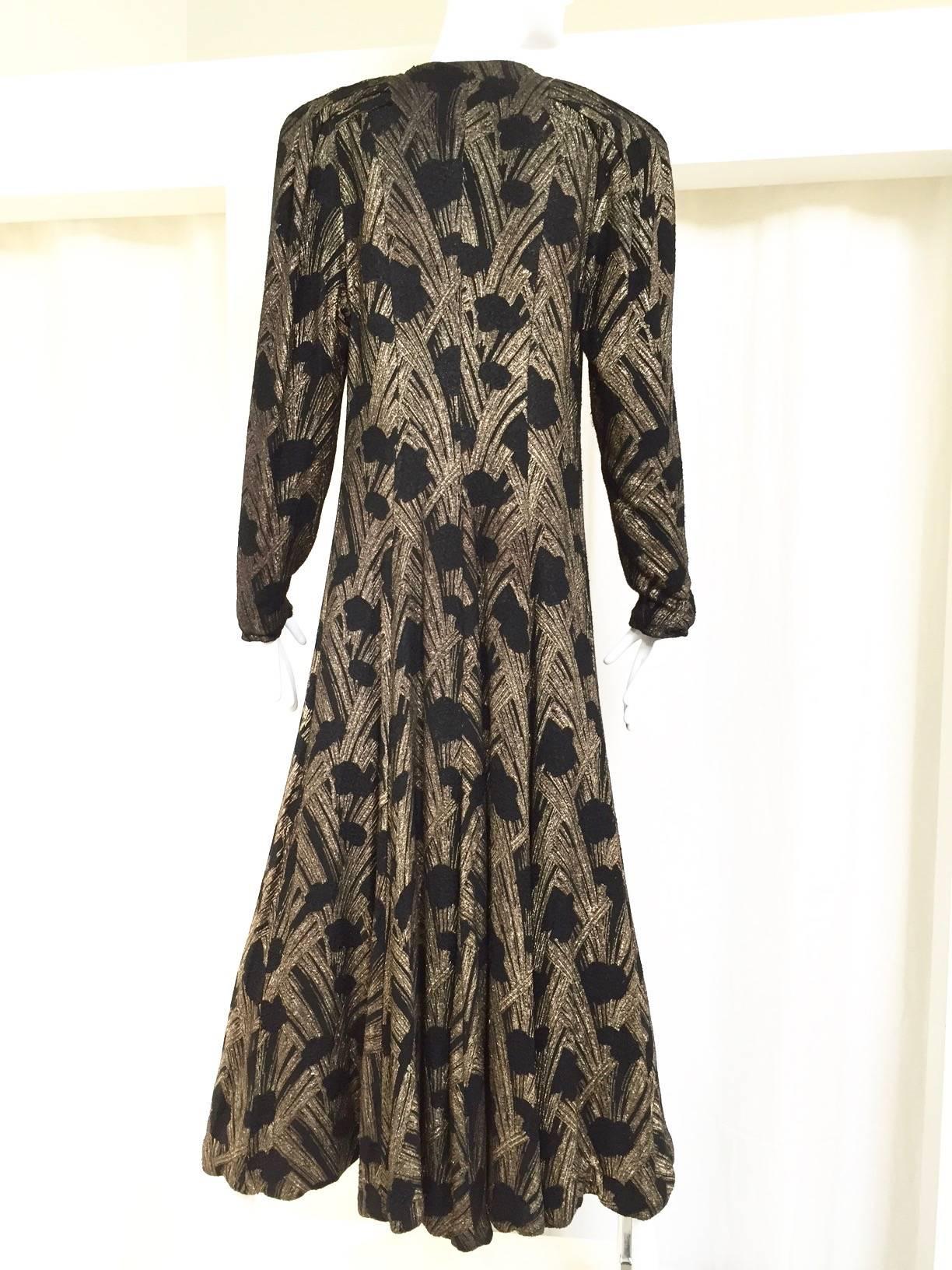 1930s black and gold lamè velvet evening coat. coat lined in silk velvet.
Bust: 36