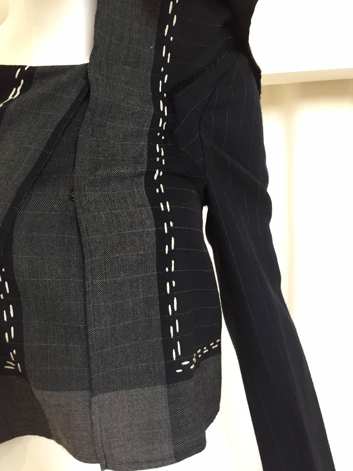 Comme des garcons Marineblaue und weiße gestreifte, dekonstruierte Jacke mit Nadelstreifen (Schwarz) im Angebot