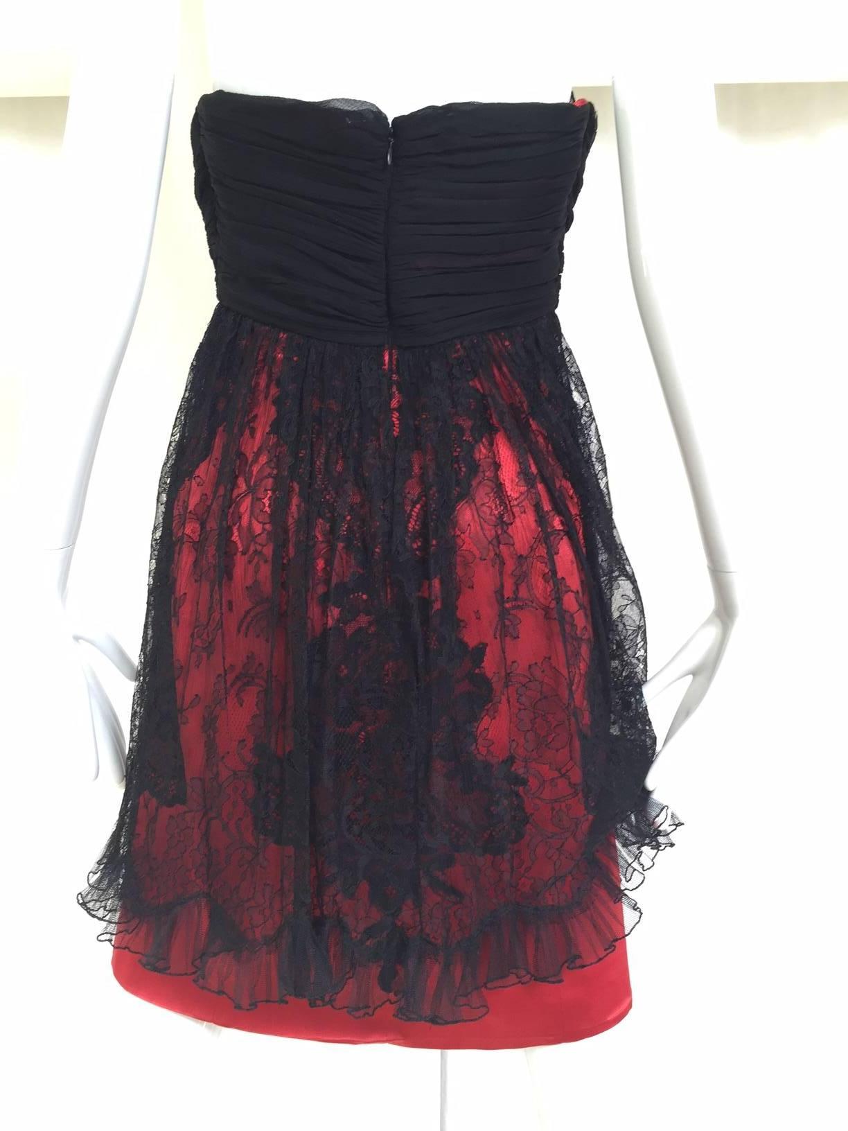 1990er Christian Lacroix Rotes und schwarzes trägerloses Cocktailkleid im Zustand „Gut“ im Angebot in Beverly Hills, CA
