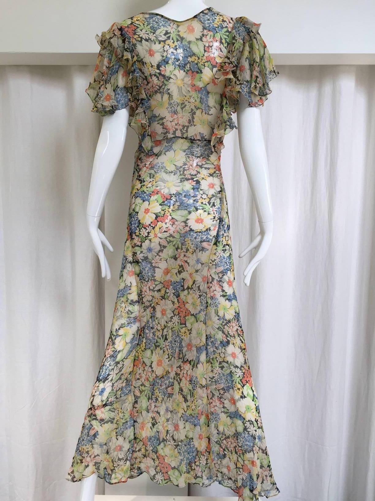 1930s silk chiffon floral print summer dress. Size: 2/4
Bust: 32