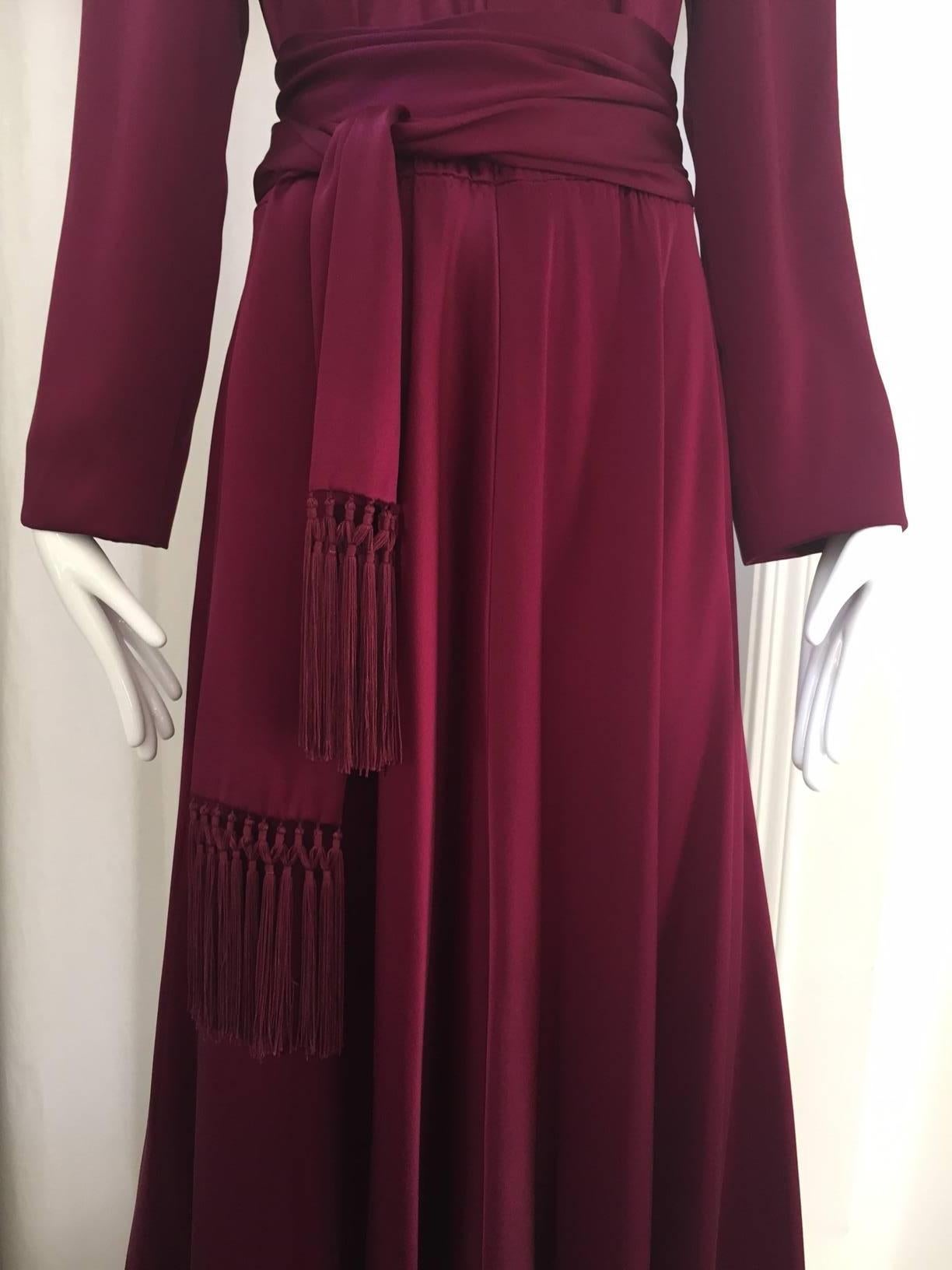 1970er Jean Patou Burgunderfarbenes pflaumenfarbenes Seiden-Charmeuse-Kleid im Zustand „Hervorragend“ im Angebot in Beverly Hills, CA