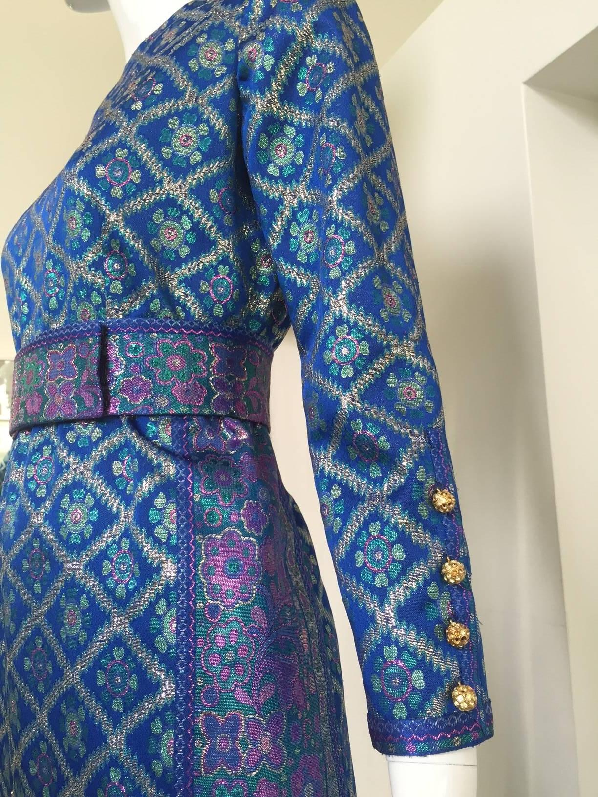 Chic and timeless Vintage 1970s Oscar De La Renta blue metallic brocade dress with belt. A line shape.
SMall
Bust: 36-/ waist: 25"/ Hip:34" / Length: 48". Shoulder: 14" /sleeve: 21"