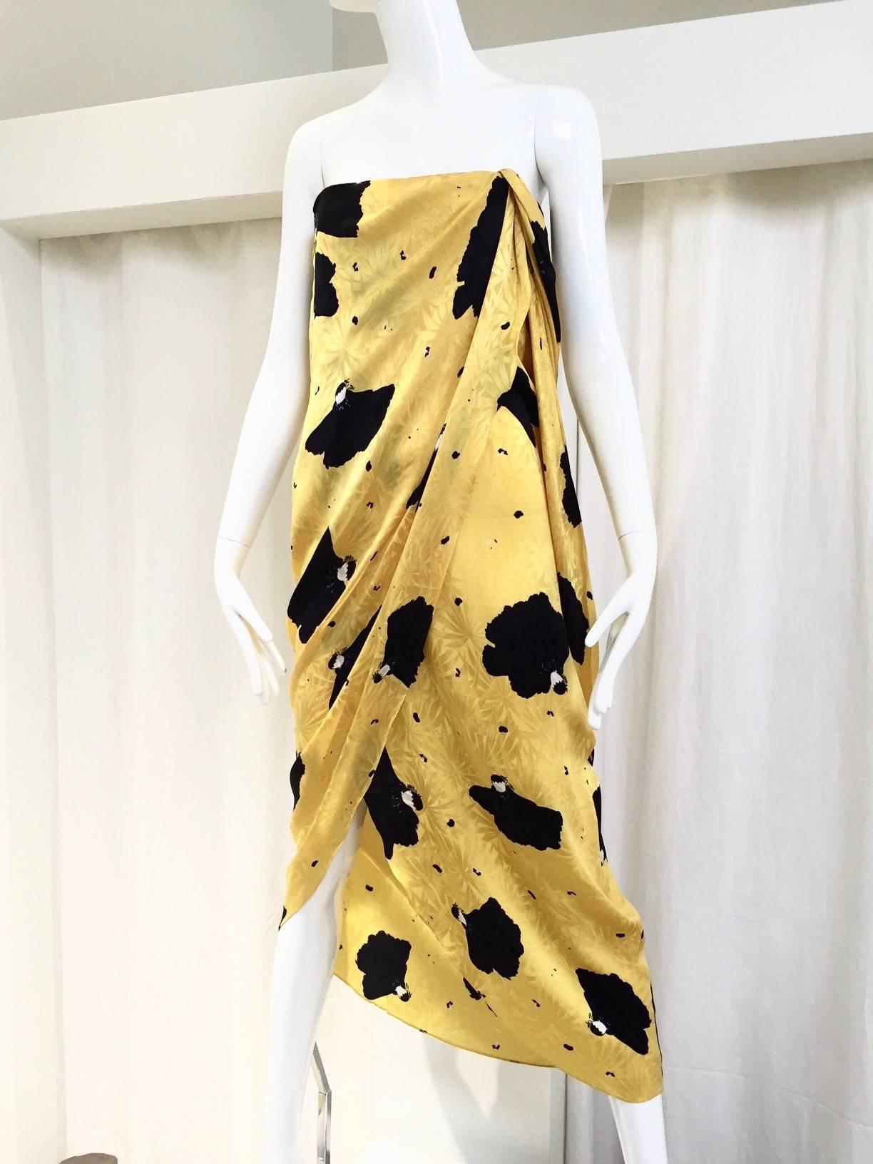 Vintage Bill Blass Yellow  and Black Strapless print Silk Dress.  
Size Small / US 4
Bust: 30