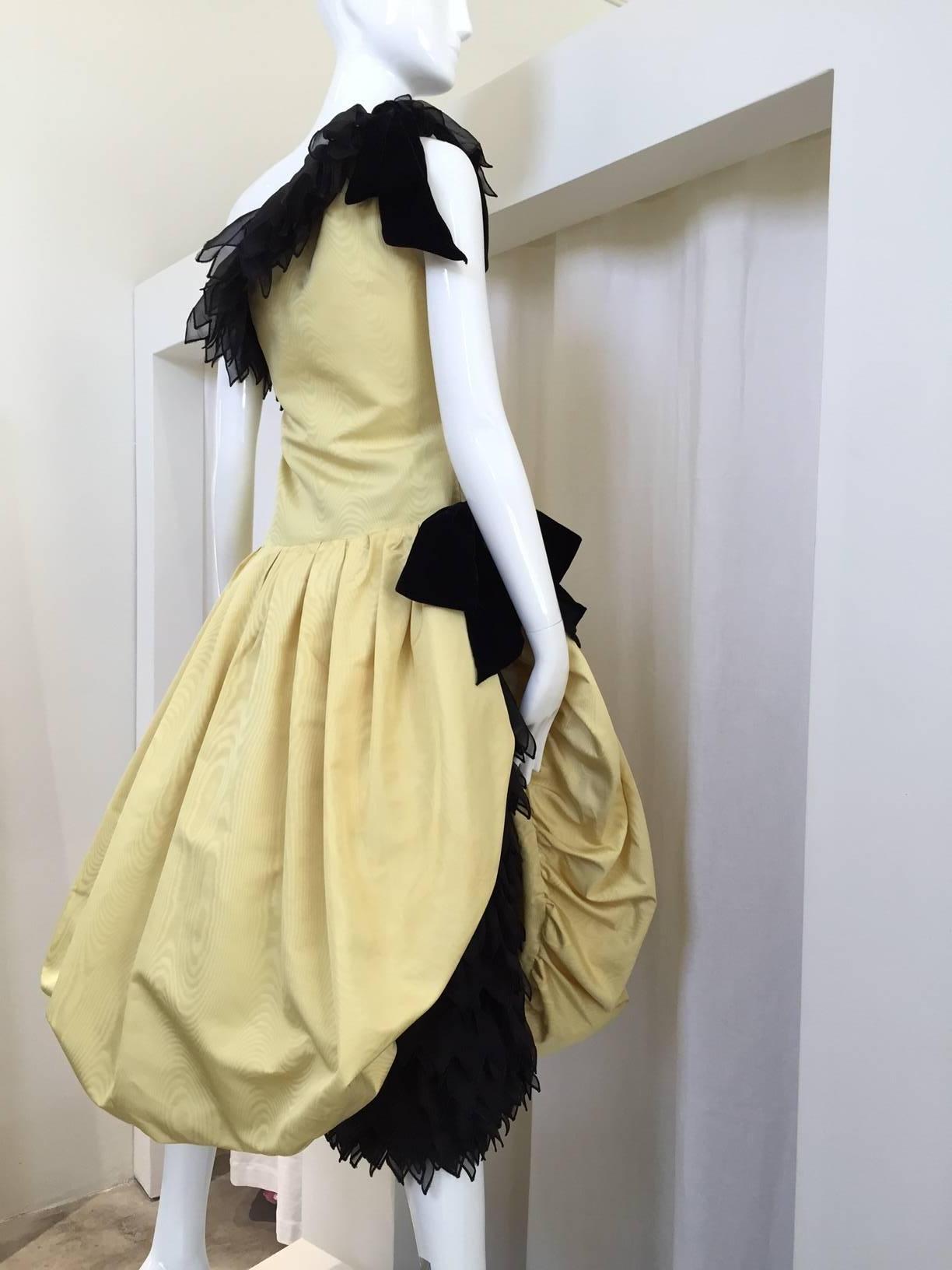 Christian Dior by Marc Bohan Haute Couture 1982 
Gelbes Cocktailkleid aus Seide im Zustand „Hervorragend“ in Beverly Hills, CA