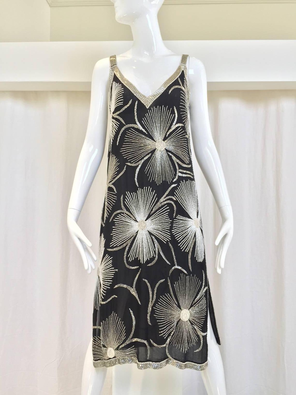 1980s Black and White Floral Silver Beads Flapper Dress In Good Condition For Sale In Beverly Hills, CA