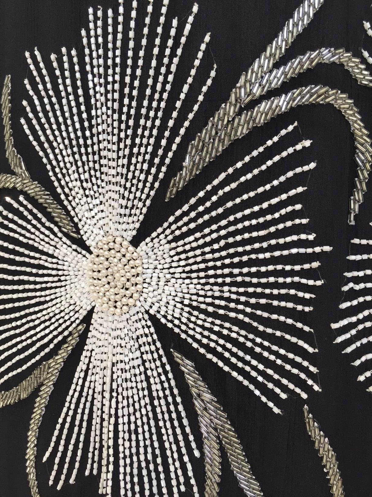 Robe de soirée à fleurs noires et blanches en perles argentées des années 1980 Pour femmes en vente