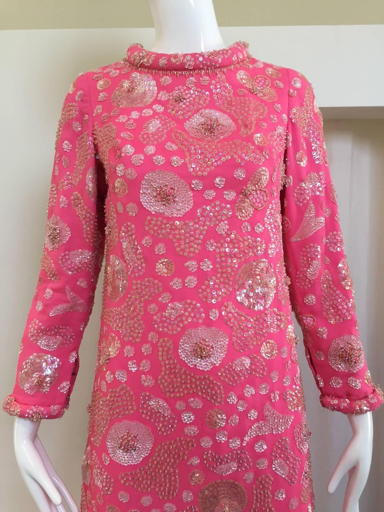 Vintage 1960s Buble gum Pink Jackie O Seide Perlen Shift Kleid verschönert weiß schillernden klaren Pailletten.
Schultern: 13