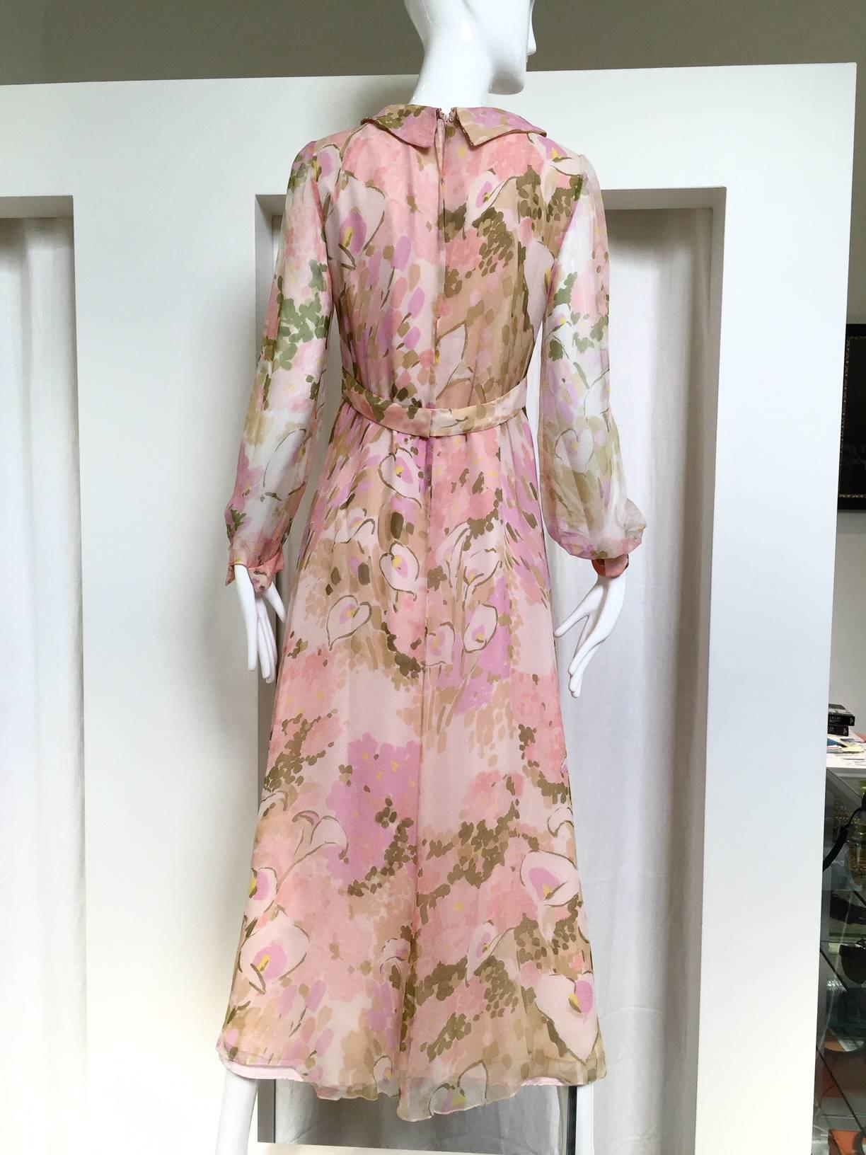 Maxikleid mit langen Ärmeln aus Seidenchiffon mit rosa Blumendruck aus den 1970er Jahren im Zustand „Hervorragend“ im Angebot in Beverly Hills, CA