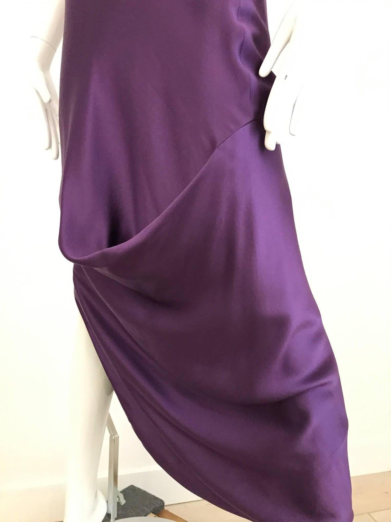 Alexander McQueen Robe en soie grecque violette à épaules asymétriques en vente 1