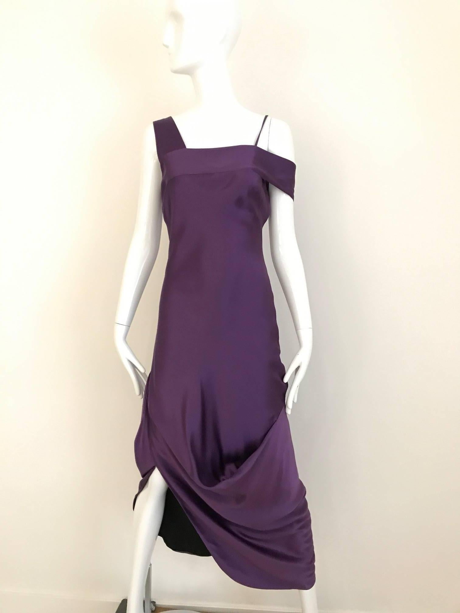 Alexander McQueen Robe en soie grecque violette à épaules asymétriques en vente 3