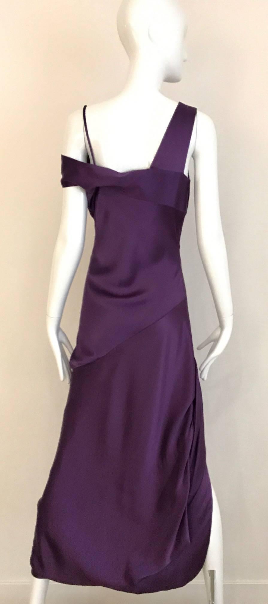 Noir Alexander McQueen Robe en soie grecque violette à épaules asymétriques en vente