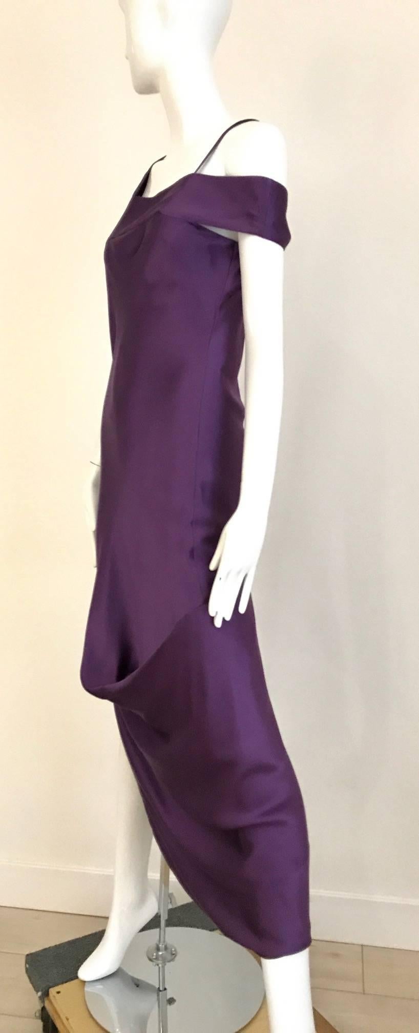Alexander McQueen Robe en soie grecque violette à épaules asymétriques Pour femmes en vente