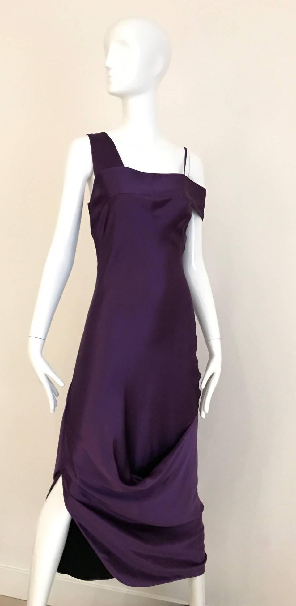 Alexander McQueen Robe en soie grecque violette à épaules asymétriques Excellent état - En vente à Beverly Hills, CA