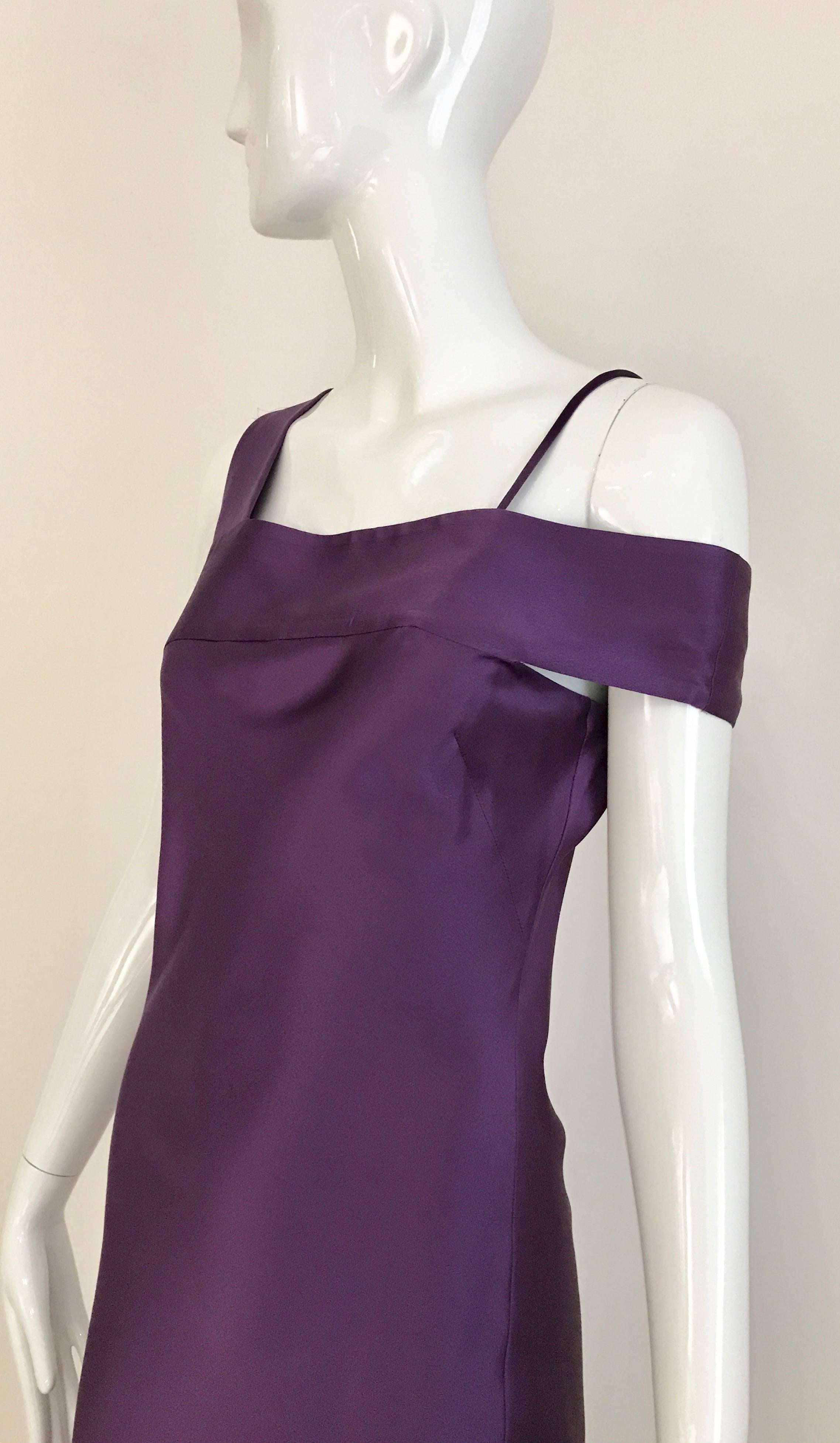 Alexander McQueen Robe en soie grecque violette à épaules asymétriques en vente 2