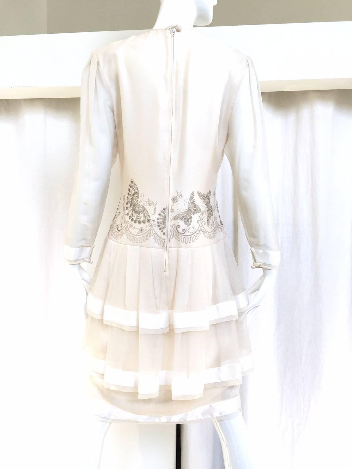80er Jahre Zandra Rhodes cremeweißes Seidenkleid mit Schmetterlingsdruck im Zustand „Gut“ im Angebot in Beverly Hills, CA