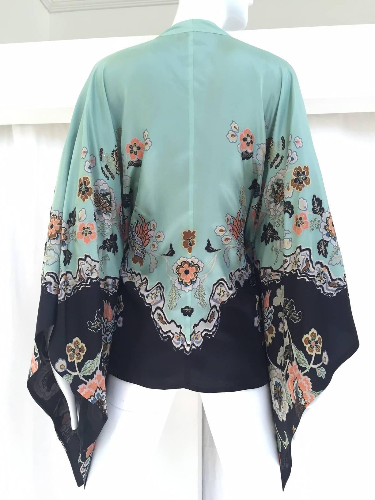 Beautiful silk kimono print from roberto cavalli.
Fit size: /4/6/8