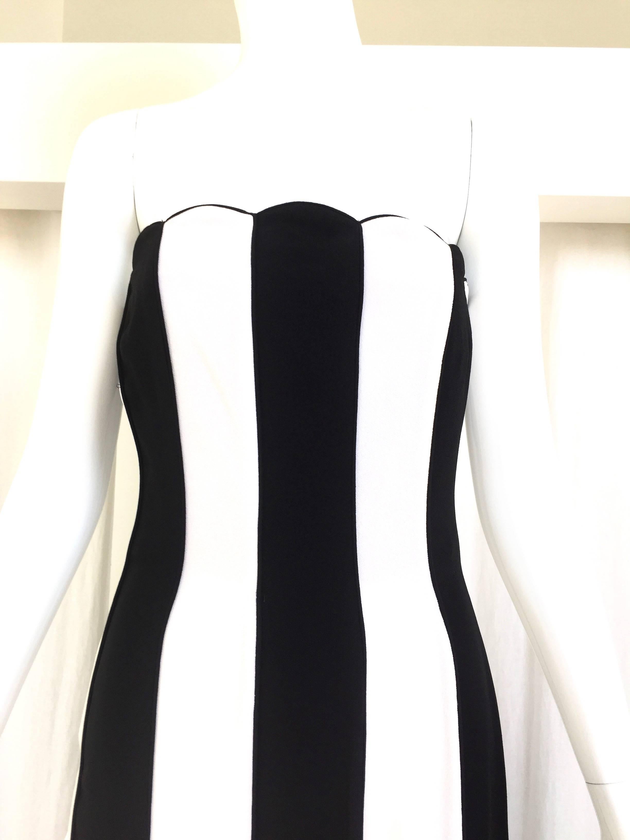 Vintage 1990s VALENTINO black and white strapless gown. See runway picture attached.
Size 2/Small
Bust: 30