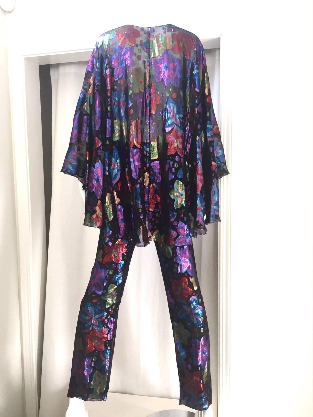 1970s Silk metallic print blouse and pants ensemble. batwing sleeve. elastic waist.
size: top fit size 2/4/6/8
pants : fit size 6
