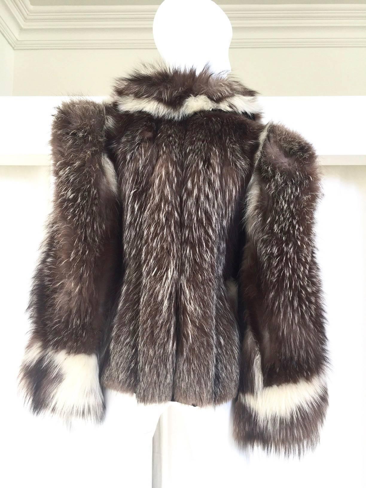 Beautiful 1940s fox fur jacket lined in silk jacquard. 
size: 6/8