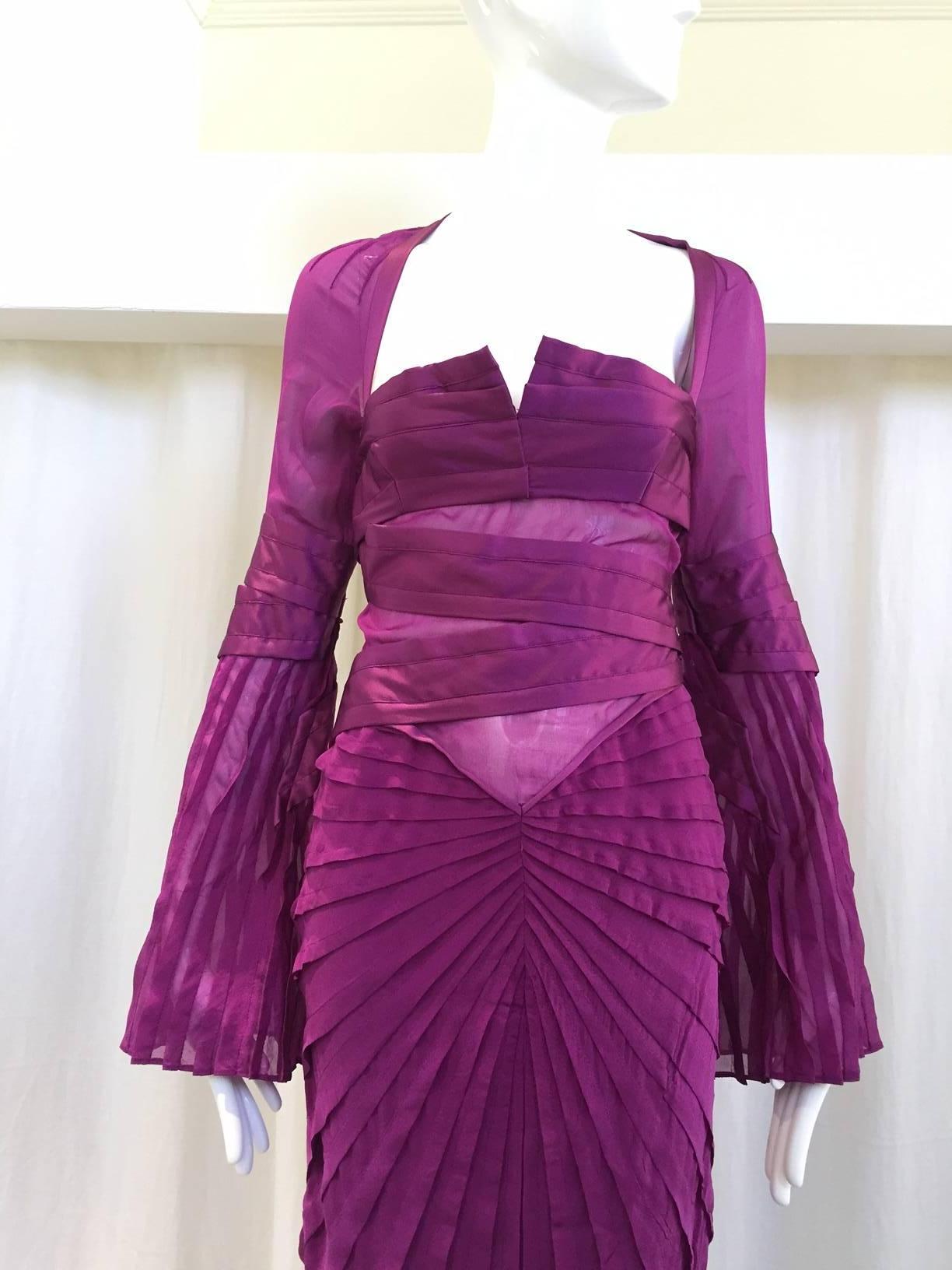  2004 Gucci purple silk dress. Size: 0/2. deadstock.

Bust 30"/ Waist: 24"/ Hip: 32"/ Dress length: 32"/ Sleeve length: 25"
