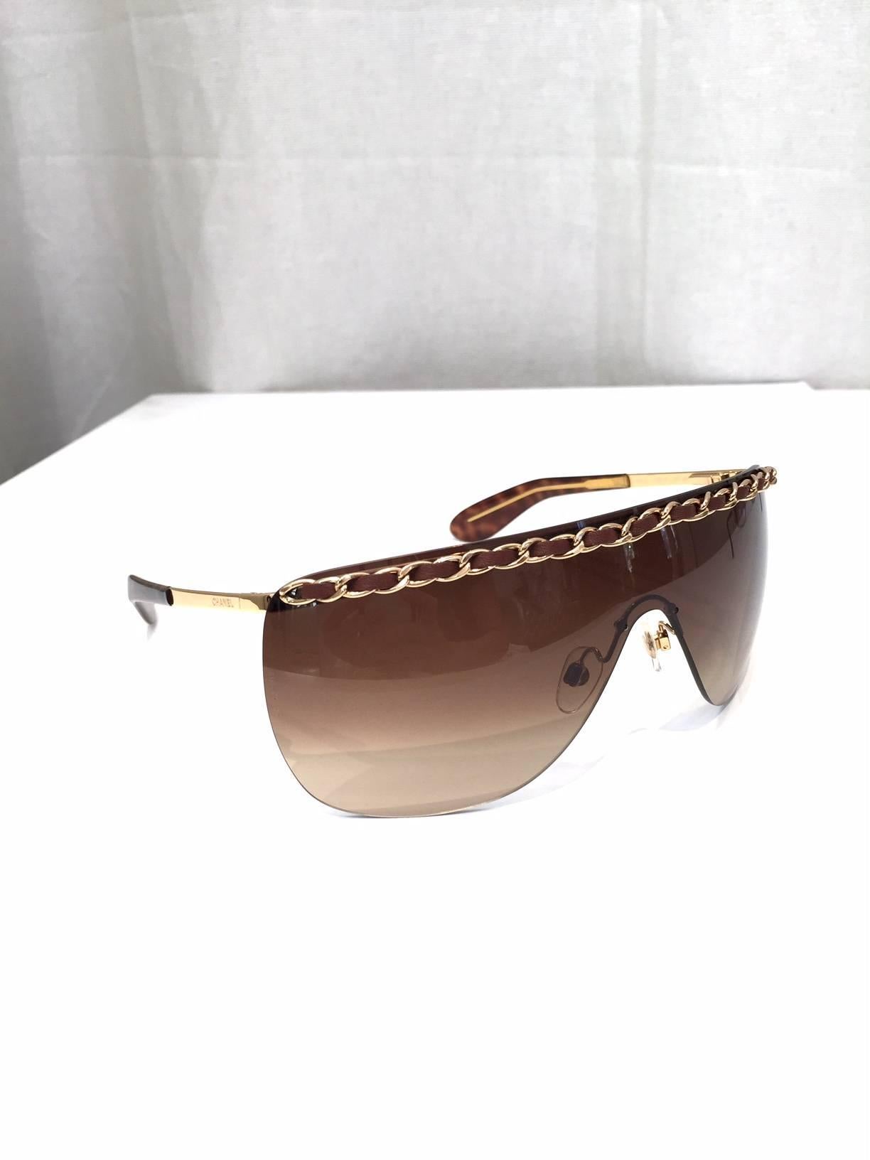90s CHANEL brown lense sunglasses with leather and gold chain.
in excellent condition.