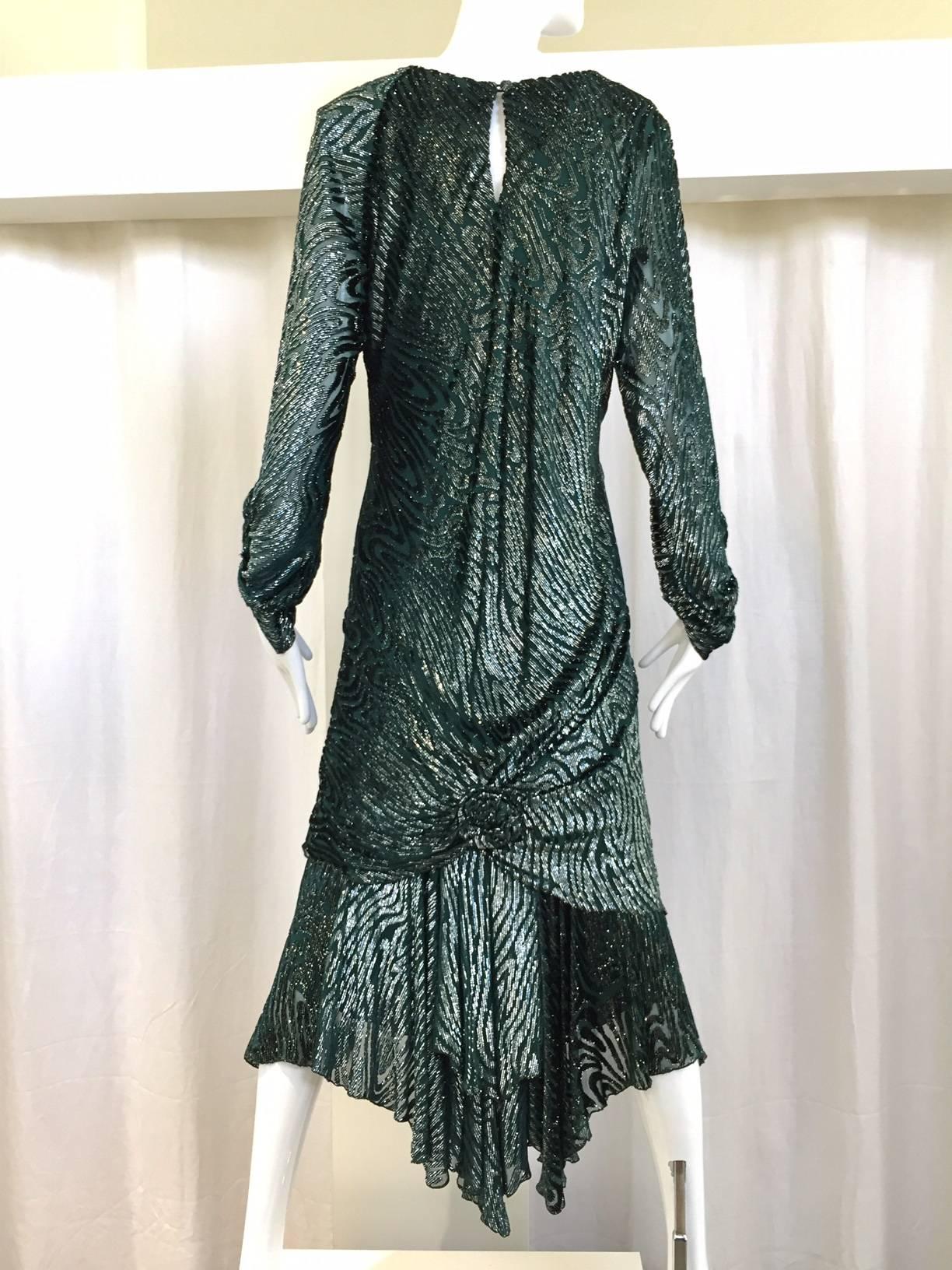 Beautiful 1980s Holly Harp Long sleeve Flapper inspired green and silver metallic burnt out velvet dress with flower applique on the sleeves.
Fit Size US 6
Bust: 36- 38  / Hip 38 inch
**** This Garment has been professionally Dry Cleaned and Ready