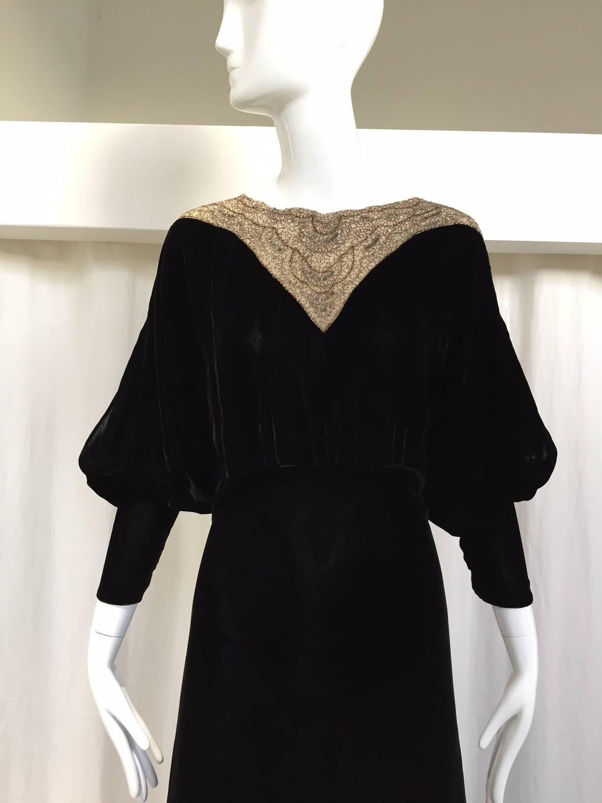 Elegant old hollywood 1930s black velvet gown with beaded collar. Long sleeve with small cut out. 
Fit size US 6/8
Measurement: 36
